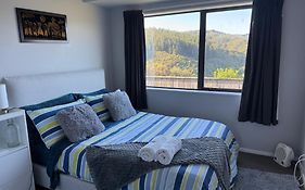 A Comfortable Room In Upper Hutt With Views - Homestay
